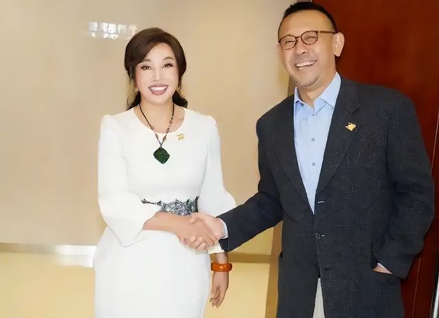 让人唏嘘！一代影星“刘晓庆”老家选墓地，素颜老人装扮引热议