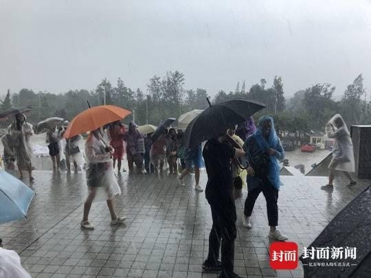 不惧暴雨倾盆 成都歌迷“游泳”去听五月天