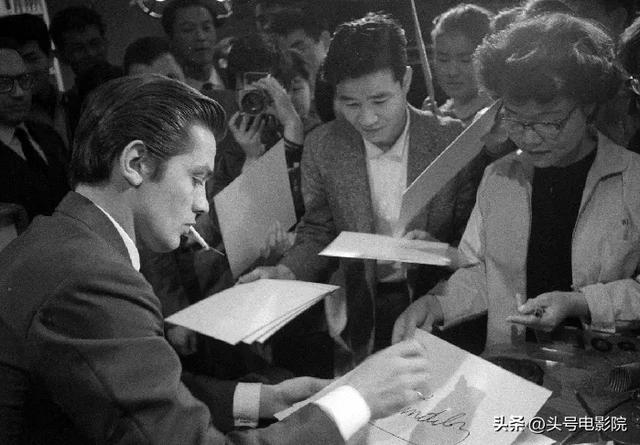 阿兰德龙去世，英俊风流一生，曾向中国女星求婚，说死后不验DNA