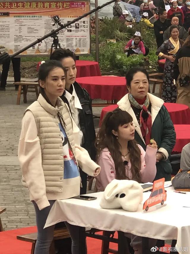 黄圣依晒小儿子安麟，眉眼似她翻版，小腹隆起被疑怀三胎？