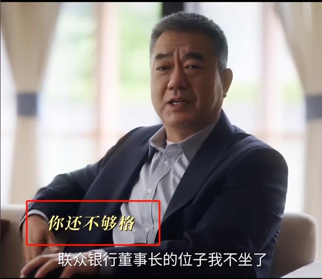 55岁董勇巴黎被偶遇，满头白发长胡子又老又胖，妻女玩手机太入迷