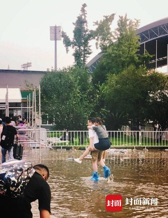 不惧暴雨倾盆 成都歌迷“游泳”去听五月天