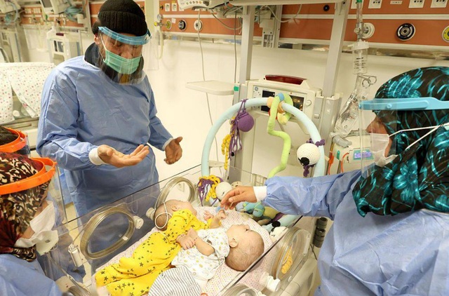 怀上双胞胎全家欣喜若狂，生产时看到两个男孩，医生摇头：活不长