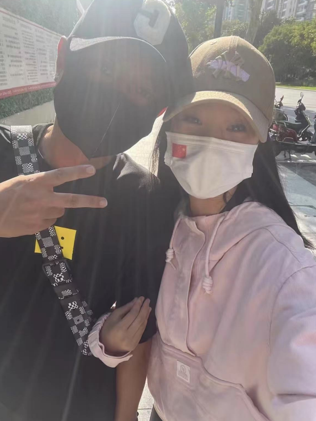 马伊琍小女儿11岁生日，文君竹晒合影为妹妹庆生，妹妹身高优越