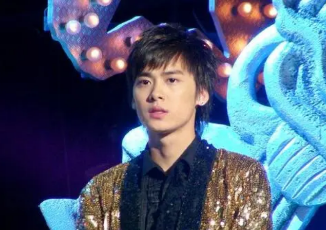 李易峰：父母眼里的大孝子，34岁仍未婚