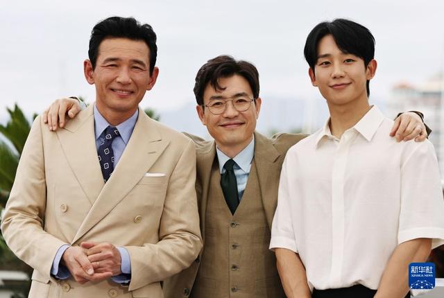 戛纳电影节：韩国影片《老手2》主创亮相拍照式