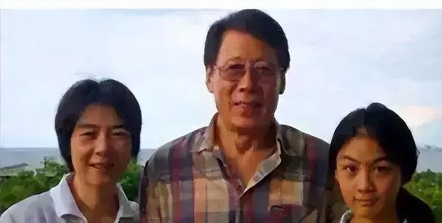 焦晃现状曝光，行动不便靠助行器行走，与小30岁妻子住无电梯顶层