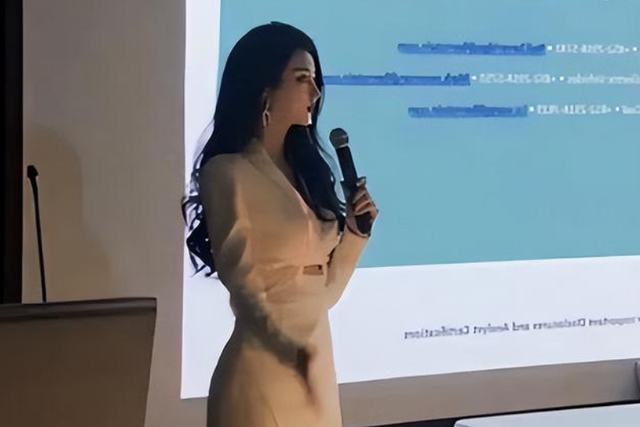 上海某高校女老师走红，外表神似“芭比娃娃”，男生都不敢直视