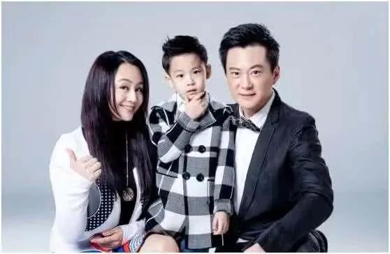 《凤在江湖》播出19年，男主因故退圈，两位女主生活美满