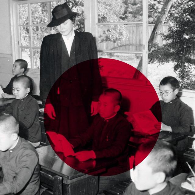 “我是王子。”“不,在这里你叫吉米。”这个神秘组织,把天皇从神的儿子变成普通人?