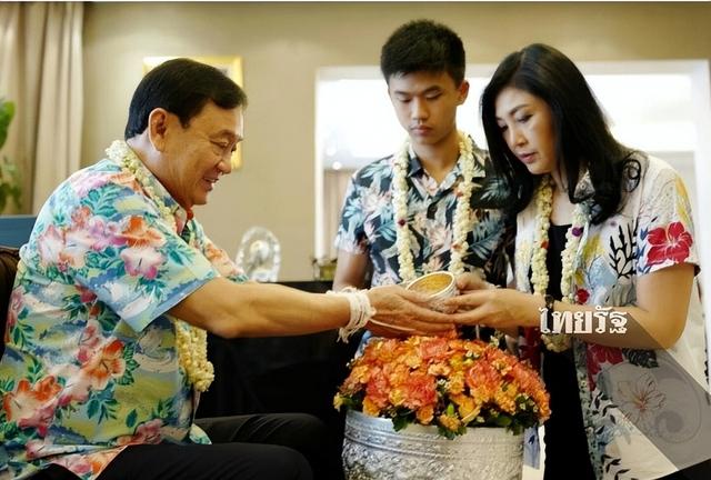 55岁英拉很幸福：全家在迪拜庆祝泼水节，18岁儿子和舅舅一个模子