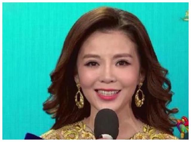 坚强的朱迅：17岁异国患癌，37岁失去父亲，母亲是她一生的痛