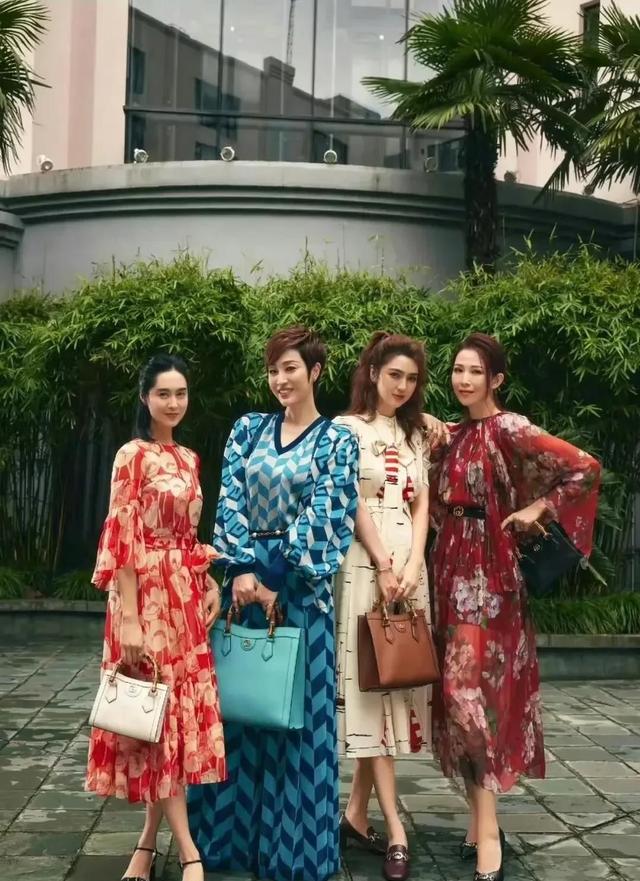 朱茵街头商演被骂！网友：她缺钱吗？年纪这么大了还接乡村小商演