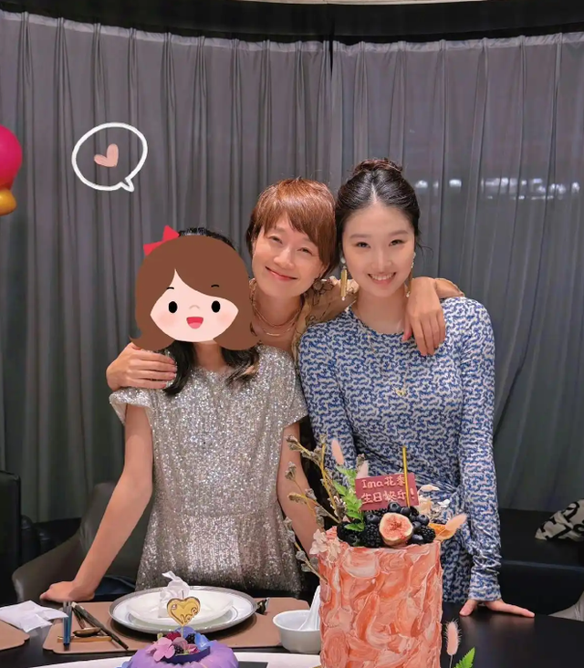 马伊琍小女儿11岁生日，文君竹晒合影为妹妹庆生，妹妹身高优越