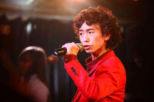 四年前《滑板鞋》一唱成名的庞麦郎，如今只能在农村的婚礼上尴尬献唱