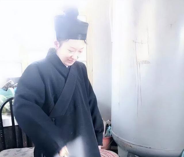 16年，东北美女画家离婚后，跑到江西出家当道士，如今怎么样了？