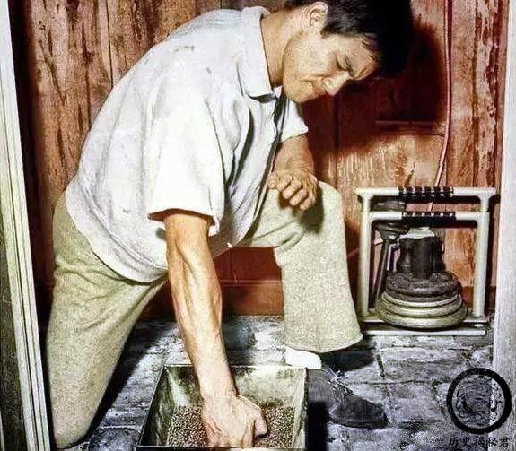 一组李小龙的珍贵训练照:背部肌肉夸张,图九放大后让人惊叹