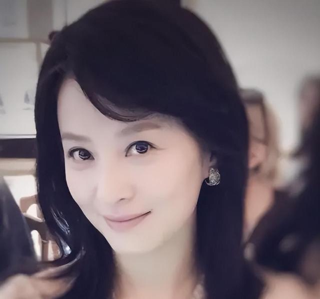 25岁被琼瑶捧红，为245万“出卖身体”，恋爱7天和丑男闪婚