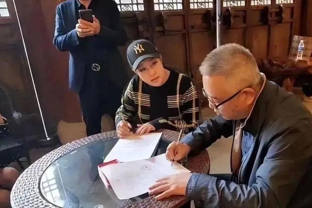 让人唏嘘！一代影星“刘晓庆”老家选墓地，素颜老人装扮引热议