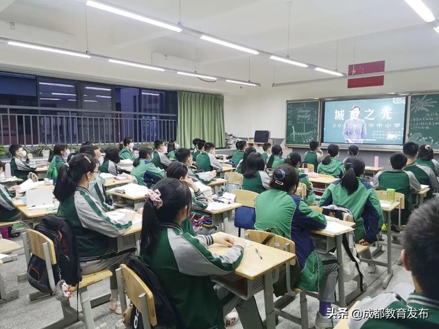 直击成都高二、初二开学第一课，一场致敬逆行的爱国教育