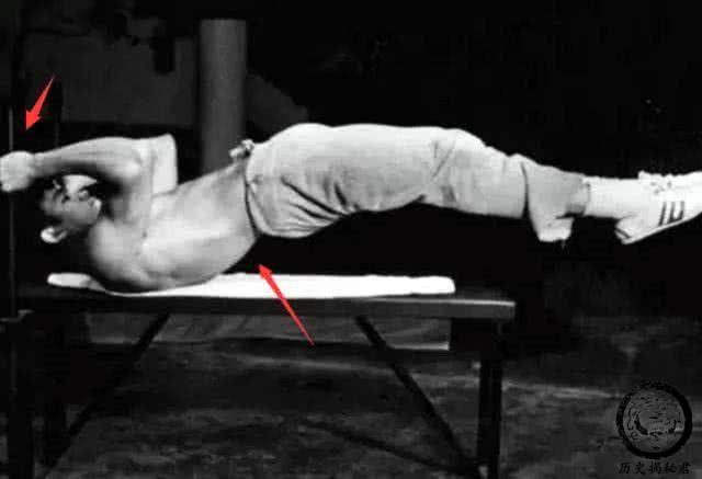一组李小龙的珍贵训练照:背部肌肉夸张,图九放大后让人惊叹