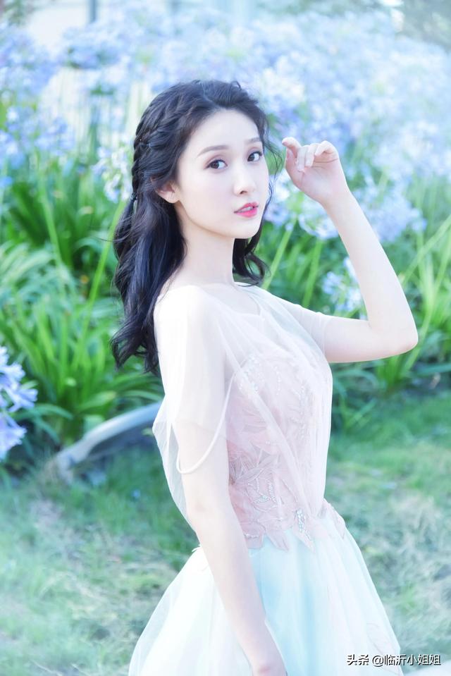 王子璇，高冷的清纯美少女，唯美颜值散发柔情之美，太迷人