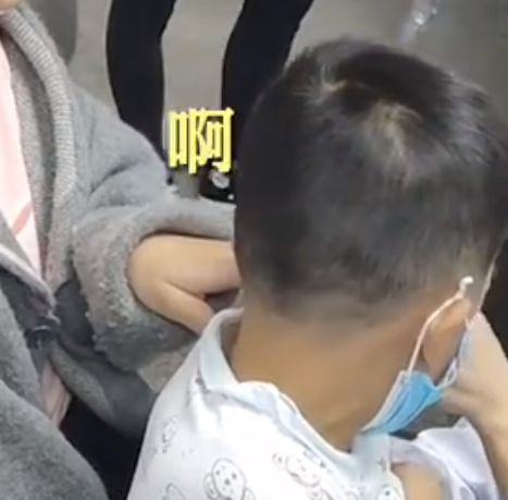 青岛一男孩打疫苗…全程崩溃式求情！针头扎下去的一刻：我要去世了，再见了妈妈