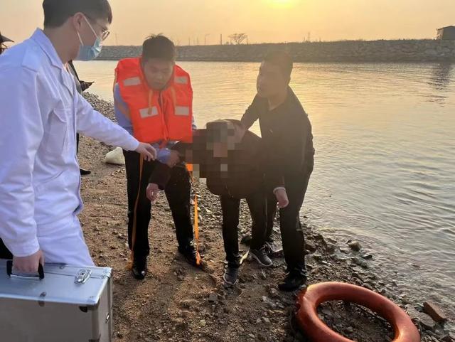 危机时刻！龙口公安成功救助坠海老人 危机时刻！龙口公安成功救助坠海老人