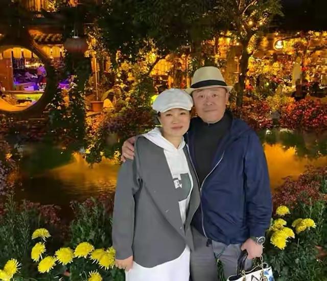 54岁周立波近况曝光,身材发福靠商演捞金,拄拐棍行走表情痛苦