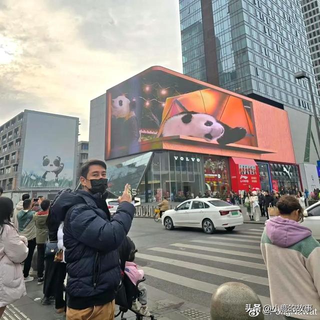 泰国男星Pong成都旅行，高大帅气像男模，游三星堆和峨眉山
