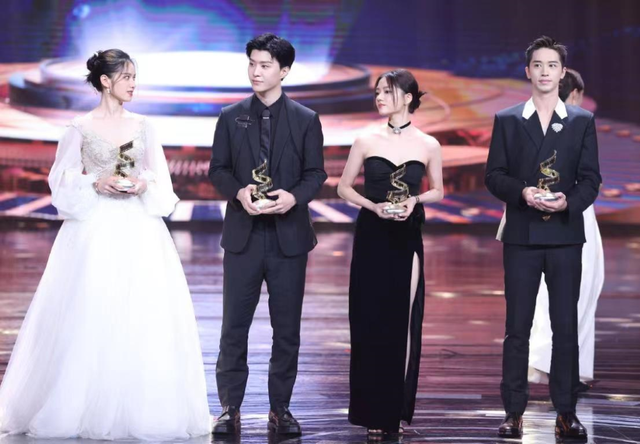 电影之夜内场座位暴露咖位!刘亦菲前排被嘲,朱一龙李易峰退后方