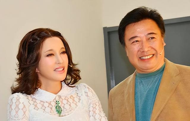 让人唏嘘！一代影星“刘晓庆”老家选墓地，素颜老人装扮引热议