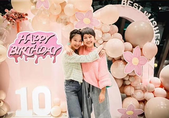 马伊琍小女儿11岁生日，文君竹晒合影为妹妹庆生，妹妹身高优越