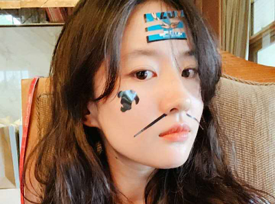 刘亦菲罕见晒出全家福，60岁的天仙妈妈刘晓莉美呆了！