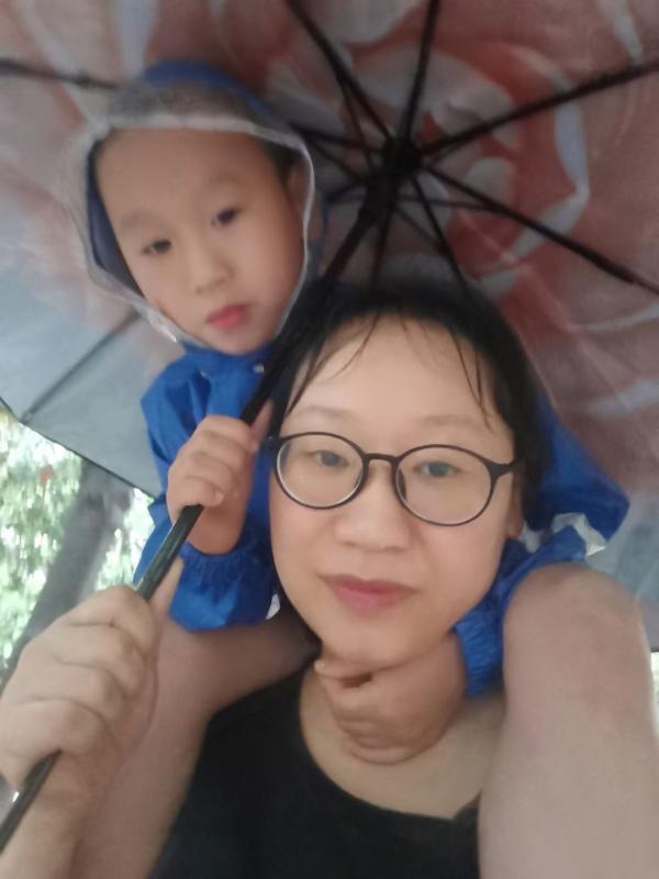 郑州“千年难遇”的强降雨：被困在车里24小时，把坐垫拆下来盖在身上保暖