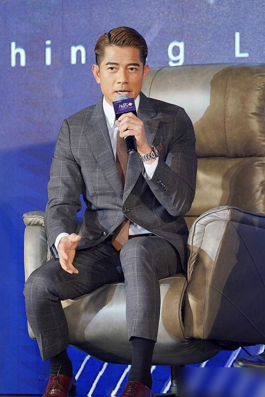 郭富城才是“反油腻”男人：西装笔挺，发型不乱，57岁不输小鲜肉