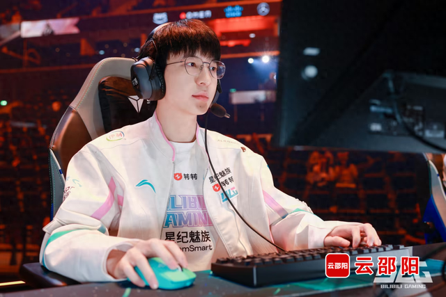 “电竞薛之谦”是个邵阳伢子，17岁参加电竞试训，曾代表中国队亚运会摘铜