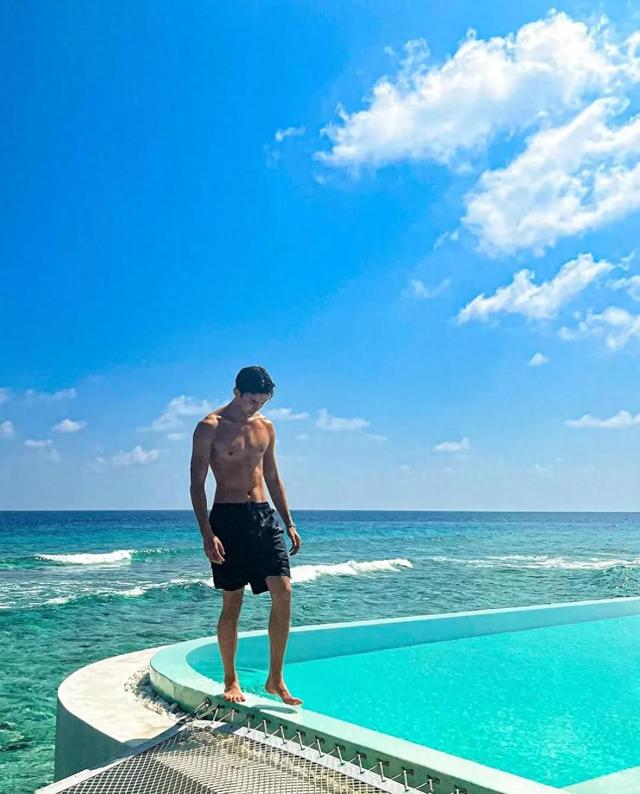 26岁吴磊皮肤黝黑 络腮胡 大秀胸肌和八块腹肌 小孩哥变大叔像胡歌