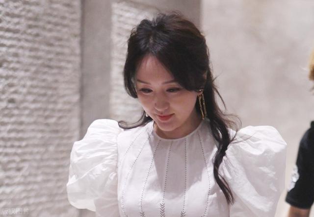 “玉女皇后”杨钰莹的迷乱情史，深陷红楼丑闻，一次恋爱影响一生