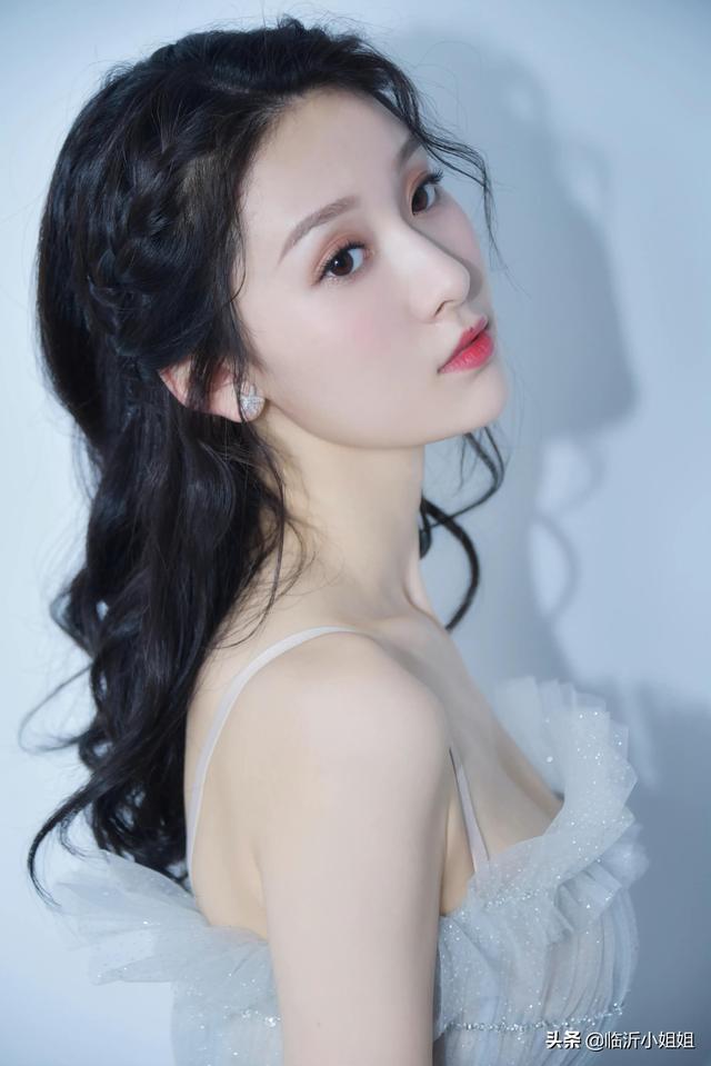 王子璇，高冷的清纯美少女，唯美颜值散发柔情之美，太迷人