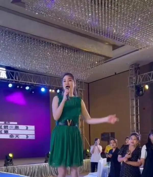 朱茵街头商演被骂！网友：她缺钱吗？年纪这么大了还接乡村小商演