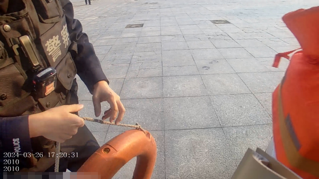 危机时刻！龙口公安成功救助坠海老人 危机时刻！龙口公安成功救助坠海老人