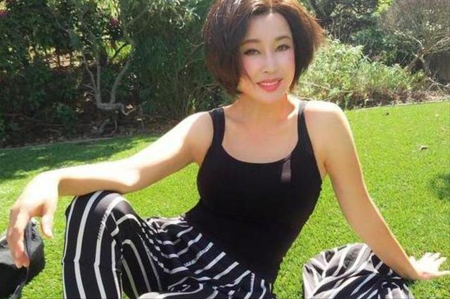 让人唏嘘！一代影星“刘晓庆”老家选墓地，素颜老人装扮引热议