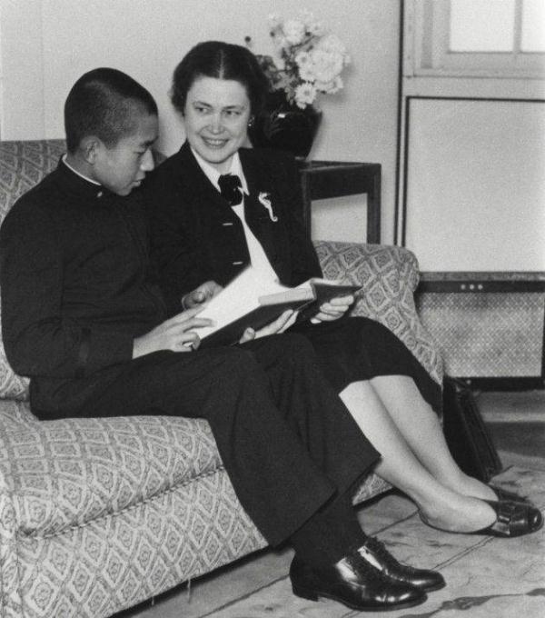 “我是王子。”“不,在这里你叫吉米。”这个神秘组织,把天皇从神的儿子变成普通人?