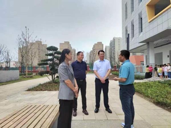 定远县副县长许倩深入定远县滨湖小学检查指导开学工作
