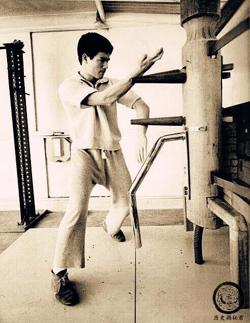 一组李小龙的珍贵训练照:背部肌肉夸张,图九放大后让人惊叹