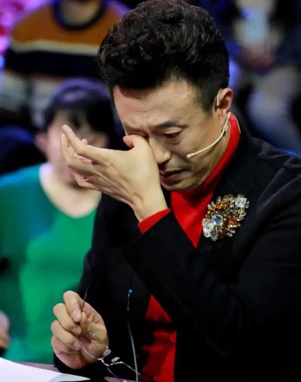 白燕升,结婚九个月妻子瘫痪不抛弃,45岁离开央视,50岁儿女双全