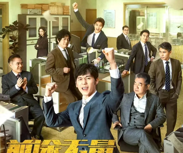 55岁董勇巴黎被偶遇，满头白发长胡子又老又胖，妻女玩手机太入迷