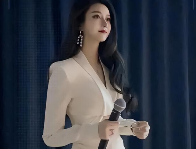 上海某高校女老师走红，外表神似“芭比娃娃”，男生都不敢直视