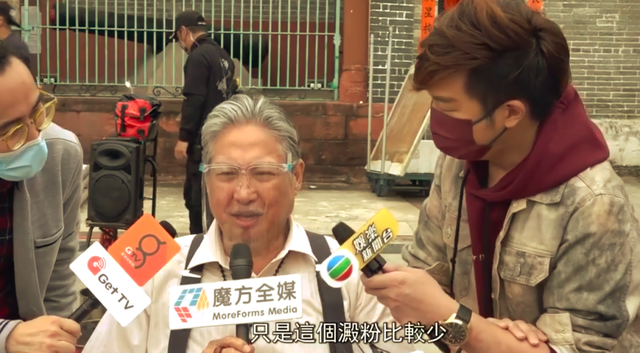 69岁洪金宝身形暴瘦，安居上海亲自现身买菜，坐轮椅俩保镖护航